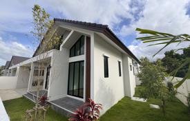 3 dormitorio casa de pueblo 252 m² en Si Sunthon, Tailandia. $196 000