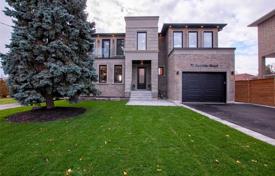 Casa de pueblo – York, Toronto, Ontario,  Canadá. C$1 800 000