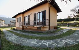 4 dormitorio chalet 180 m² en Lenno, Italia. 500 000 €