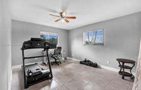 3 dormitorio casa de pueblo 318 m² en Miami, Estados Unidos. $985 000