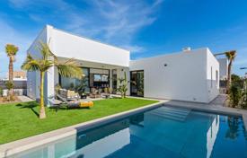 Situado a poca distancia de tiendas y restaurantes en Murcia. Villa con piscina y jardín en una parcela privada de 414 m².. 549 000 €