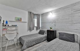 3 dormitorio piso en North York, Canadá. C$779 000
