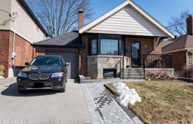 Casa de pueblo – East York, Toronto, Ontario,  Canadá. C$1 765 000
