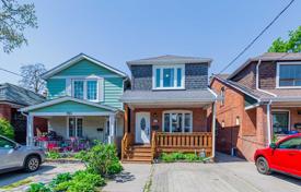 Casa de pueblo – East York, Toronto, Ontario,  Canadá. C$1 174 000