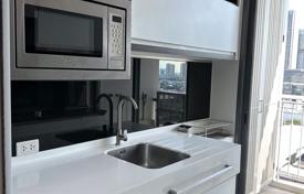 1-dormitorio apartamentos en condominio en Phra Khanong, Tailandia. $174 000