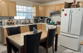 4 dormitorio casa de pueblo 200 m² en Miami Gardens, Estados Unidos. $513 000