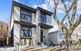 Casa de pueblo – East York, Toronto, Ontario,  Canadá. C$2 244 000