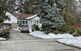 Casa de pueblo en North York, Canadá. C$2 359 000