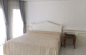 3-dormitorio apartamentos en condominio en Khlong Toei, Tailandia. $2 640  por semana