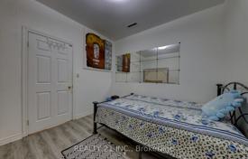 8 dormitorio piso en North York, Canadá. C$932 000
