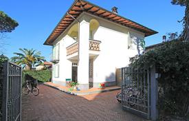 Villa – Forte dei Marmi, Toscana, Italia. 2 300 €  por semana