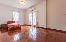 4 dormitorio chalet en Khlong Toei, Tailandia. $2 900  por semana