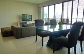 3-dormitorio apartamentos en condominio en Khlong Toei, Tailandia. $2 900  por semana