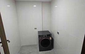3-dormitorio apartamentos en condominio en Khlong Toei, Tailandia. $3 400  por semana