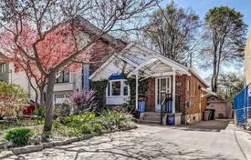 Casa de pueblo – East York, Toronto, Ontario,  Canadá. C$2 327 000