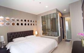 1-dormitorio apartamentos en condominio en Khlong Toei, Tailandia. $254 000