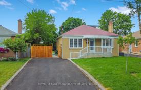 20 dormitorio casa de pueblo en North York, Canadá. C$1 725 000