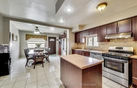 9 dormitorio adosado en Old Toronto, Canadá. C$1 293 000