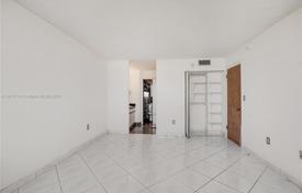 1-dormitorio apartamentos en condominio 74 m² en Miami Beach, Estados Unidos. $300 000