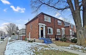 Adosado – East York, Toronto, Ontario,  Canadá. C$1 673 000