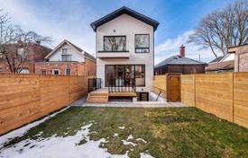 Casa de pueblo – East York, Toronto, Ontario,  Canadá. C$2 438 000