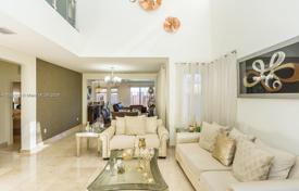 4 dormitorio casa de pueblo 321 m² en Miami, Estados Unidos. $950 000