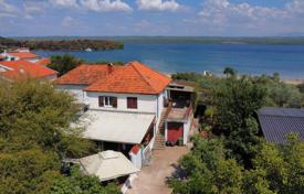 5 dormitorio casa de pueblo 247 m² en Raslina, Croacia. 300 000 €