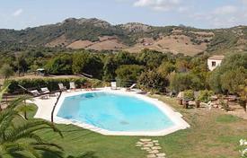 Villa – Baja Sardinia, Cerdeña, Italia. 5 900 €  por semana