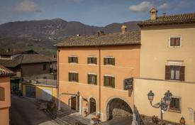21 dormitorio adosado 670 m² en Perugia, Italia. 1 350 000 €