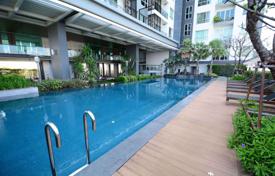 1-dormitorio apartamentos en condominio en Thon Buri, Tailandia. $156 000