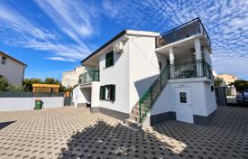 6 dormitorio casa de pueblo 170 m² en Vodice, Croacia. 440 000 €