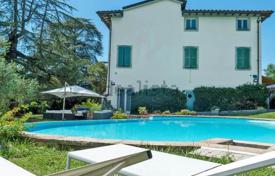 Villa 930 m² en Lucca, Italia. 2 400 000 €