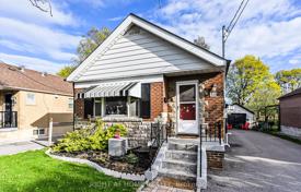 9 dormitorio casa de pueblo en Scarborough, Canadá. C$1 176 000