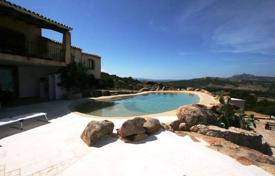 Villa – Baja Sardinia, Cerdeña, Italia. 6 500 €  por semana