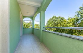 2 dormitorio piso 51 m² en Klimno, Croacia. 240 000 €