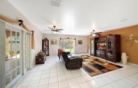 5 dormitorio casa de pueblo 302 m² en Miami, Estados Unidos. $730 000