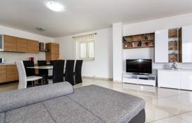 3 dormitorio piso 99 m² en Vrbnik, Croacia. 309 000 €