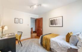 8 dormitorio casa de pueblo en East York, Canadá. C$1 514 000