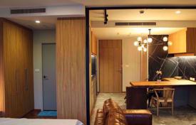 1-dormitorio apartamentos en condominio en Khlong Toei, Tailandia. $231 000