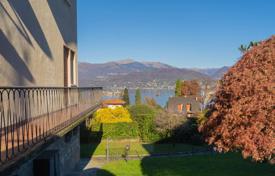 7 dormitorio villa en Stresa, Italia. 740 000 €