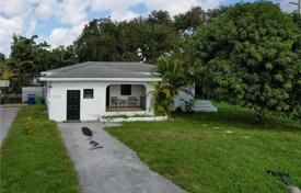 3 dormitorio casa de pueblo 110 m² en Miami, Estados Unidos. $740 000