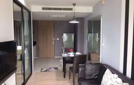 1-dormitorio apartamentos en condominio en Khlong Toei, Tailandia. $213 000