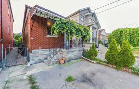 Casa de pueblo – York, Toronto, Ontario,  Canadá. C$983 000