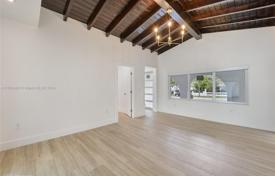 4 dormitorio casa de pueblo 198 m² en Miami, Estados Unidos. $1 300 000