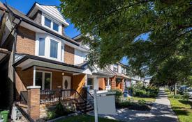 Adosado – East York, Toronto, Ontario,  Canadá. C$1 431 000