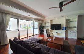 4-dormitorio apartamentos en condominio en Khlong Toei, Tailandia. $3 700  por semana