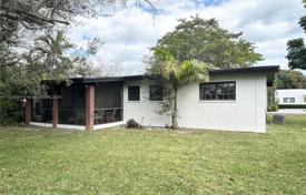 3 dormitorio casa de pueblo 240 m² en Miami, Estados Unidos. $800 000