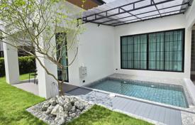 4 dormitorio casa de pueblo 280 m² en Chalong, Tailandia. $257 000