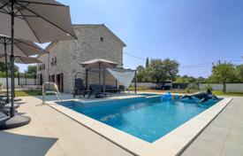5 dormitorio casa de pueblo 220 m² en Svetvinčenat, Croacia. 680 000 €