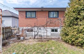 Casa de pueblo – York, Toronto, Ontario,  Canadá. C$1 475 000